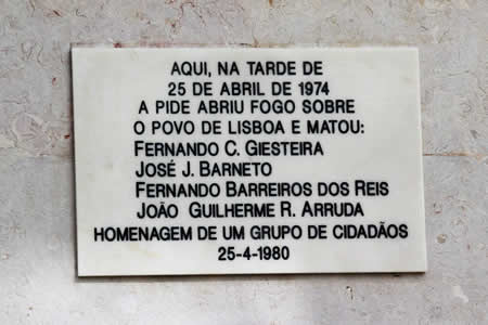 Placa na antiga sede da PIDE - https://olharesdelisboa.pt/2024/04/lisboa-recorda-os-cidadaos-mortos-pela-pide-na-revolucao-dos-cravos/